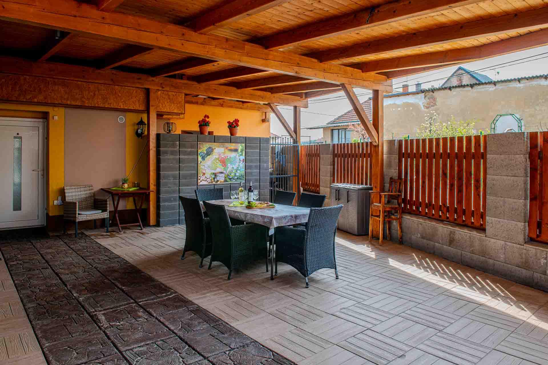 Zaječský šenk - Terasa 00001 Penzion, vinařství, Zaječí